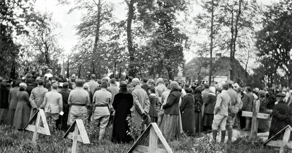 KKE 6003.jpg - Fot. Grupowa. Piłsudski na cmentarzu wojennym w Łucku, Łuck, 1922 r. Fotografia zrobiona przez Leopolda Kleofasa Paszkowskiego.